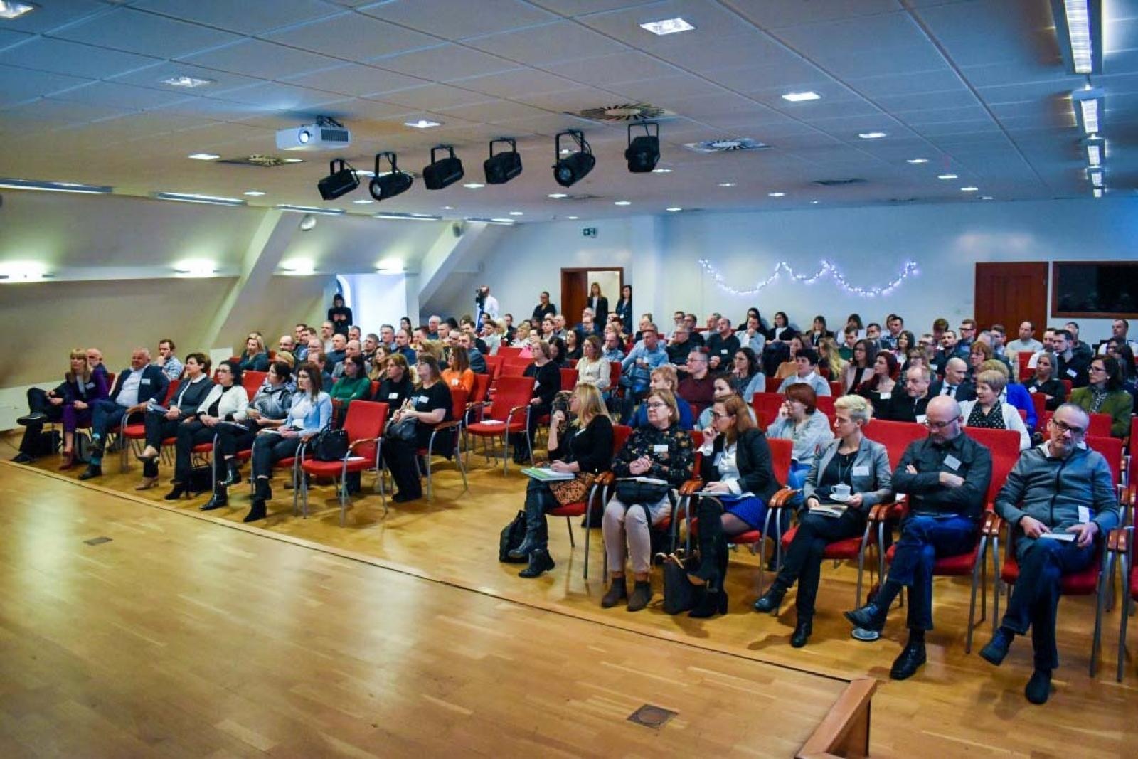 Zdjęcie w galerii na portalu naszraciborz.pl: Na zamku dyskutowano o zmianach w podatkach i prawie pracy wiadomości z regionu