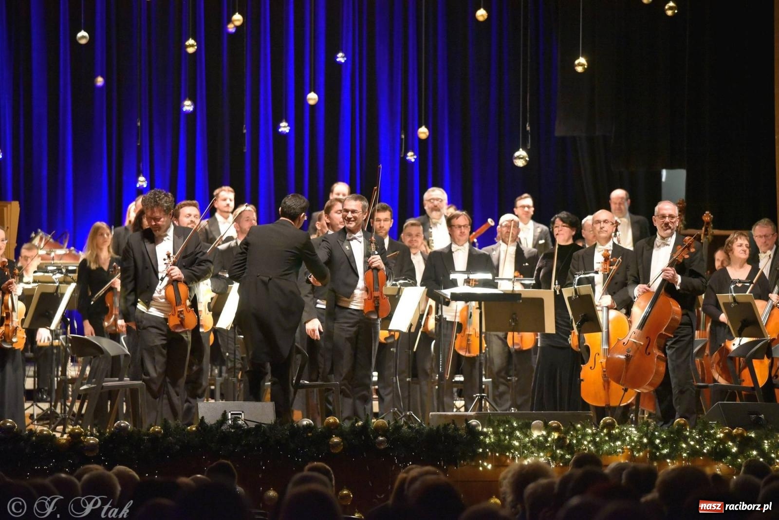 Zdjęcie w galerii na portalu naszraciborz.pl: Raciborski koncert noworoczny. Filharmonicy ostrawscy wypełnili RCK [FOTO i WIDEO] wiadomości z regionu