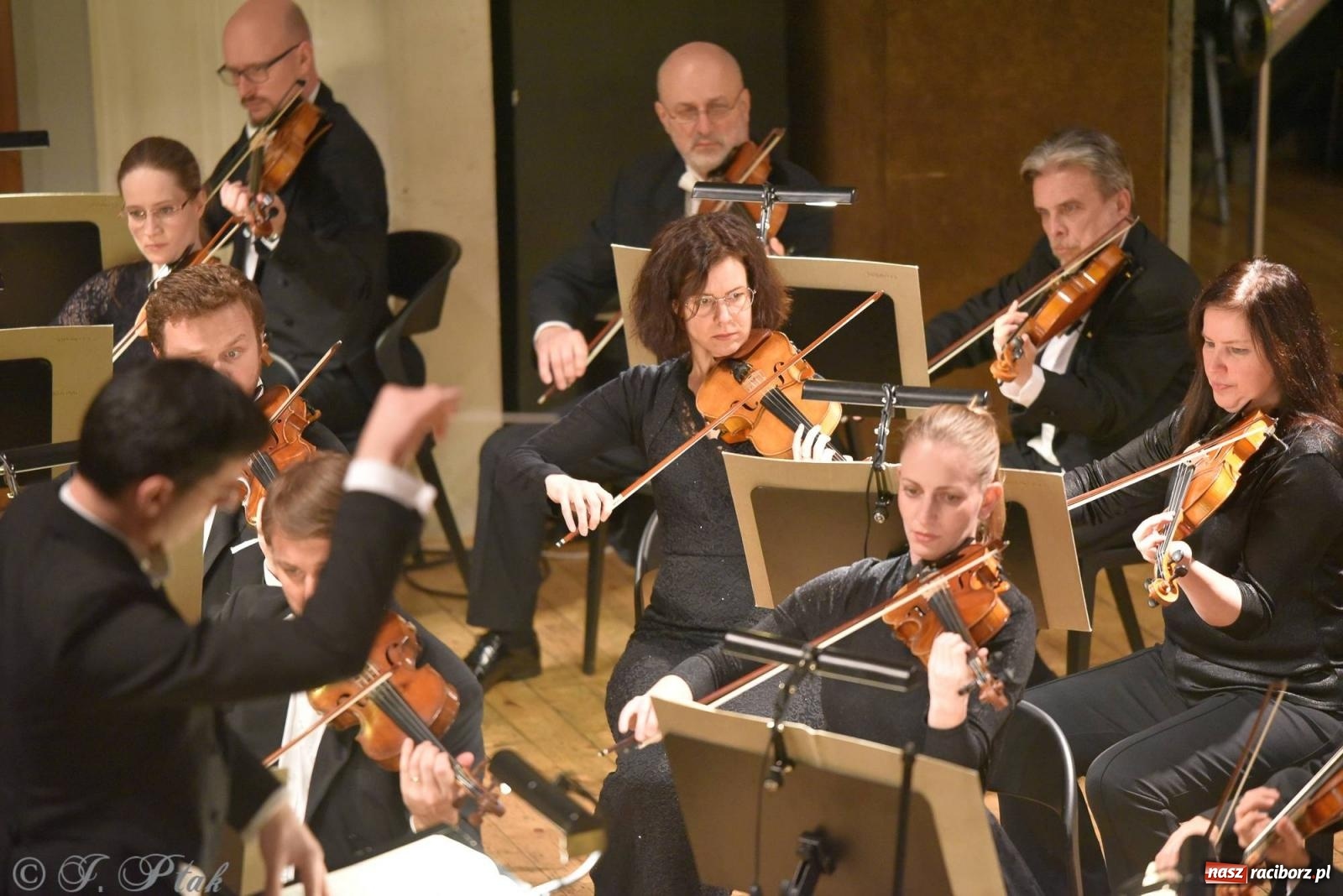 Zdjęcie w galerii na portalu naszraciborz.pl: Raciborski koncert noworoczny. Filharmonicy ostrawscy wypełnili RCK [FOTO i WIDEO] wiadomości z regionu