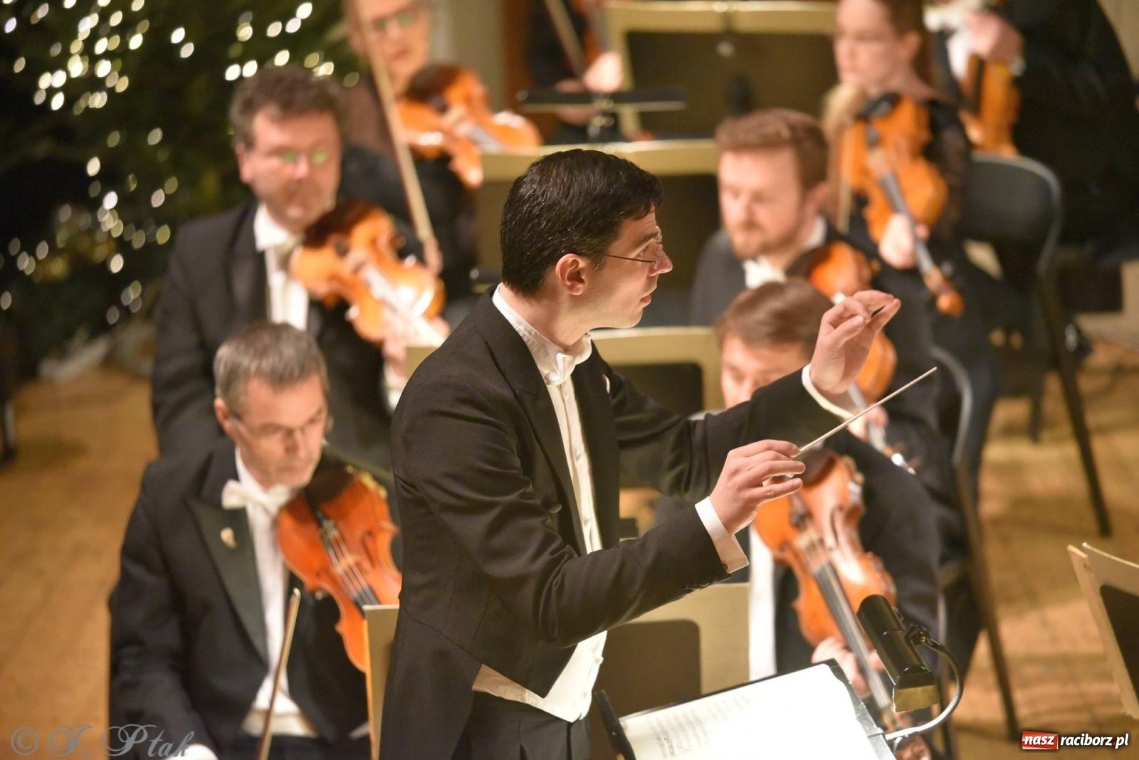 Zdjęcie w galerii na portalu naszraciborz.pl: Raciborski koncert noworoczny. Filharmonicy ostrawscy wypełnili RCK [FOTO i WIDEO] wiadomości z regionu
