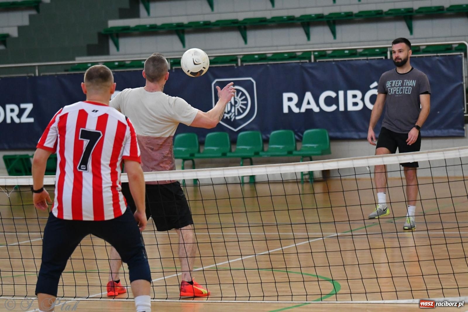 Zdjęcie w galerii na portalu naszraciborz.pl: Turniej siatkonogi w hali przy Łąkowej [FOTO] wiadomości z regionu