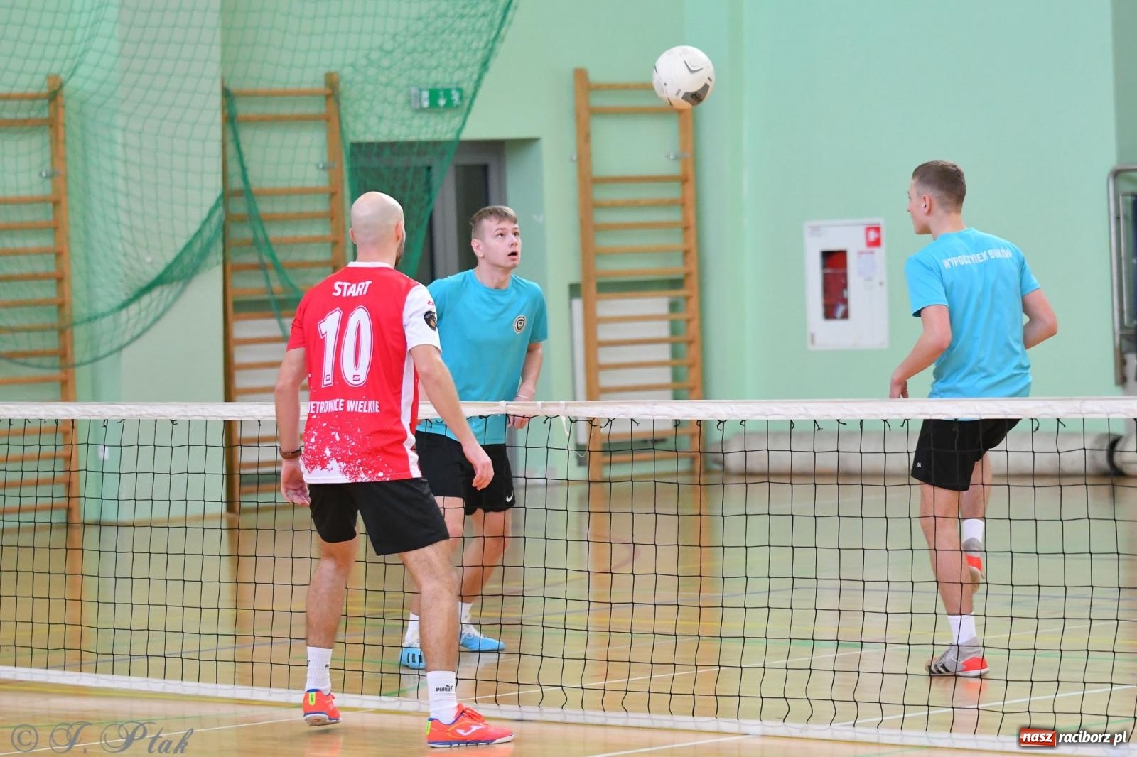 Zdjęcie w galerii na portalu naszraciborz.pl: Turniej siatkonogi w hali przy Łąkowej [FOTO] wiadomości z regionu