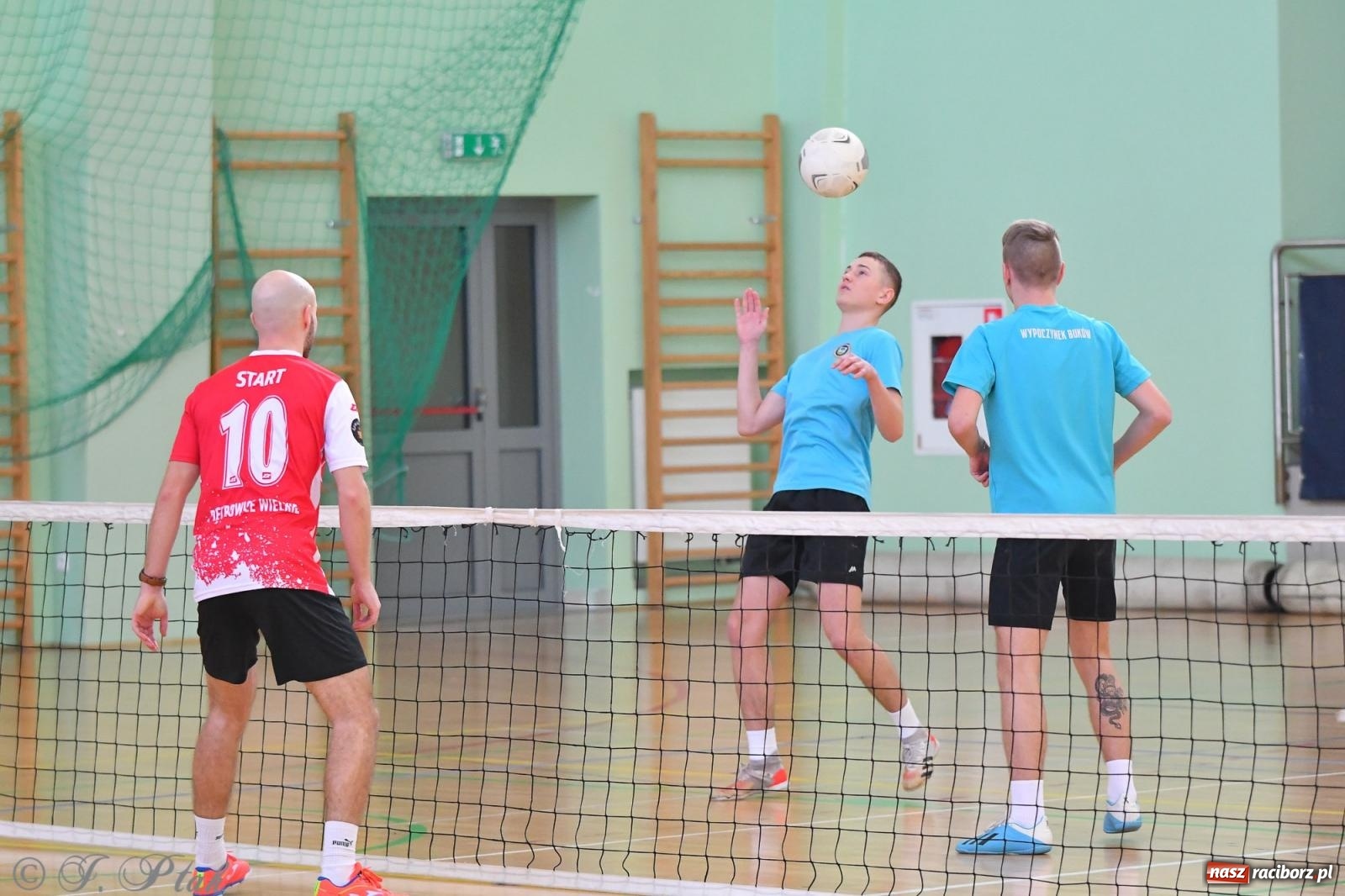 Zdjęcie w galerii na portalu naszraciborz.pl: Turniej siatkonogi w hali przy Łąkowej [FOTO] wiadomości z regionu