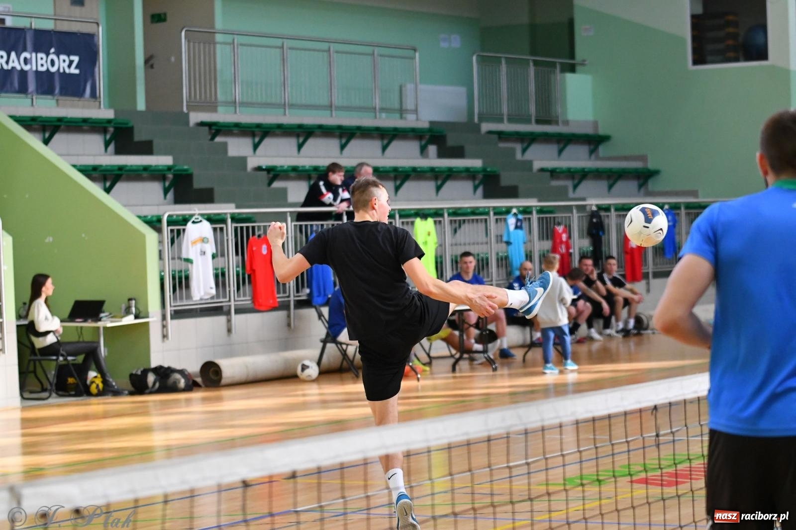Zdjęcie w galerii na portalu naszraciborz.pl: Turniej siatkonogi w hali przy Łąkowej [FOTO] wiadomości z regionu