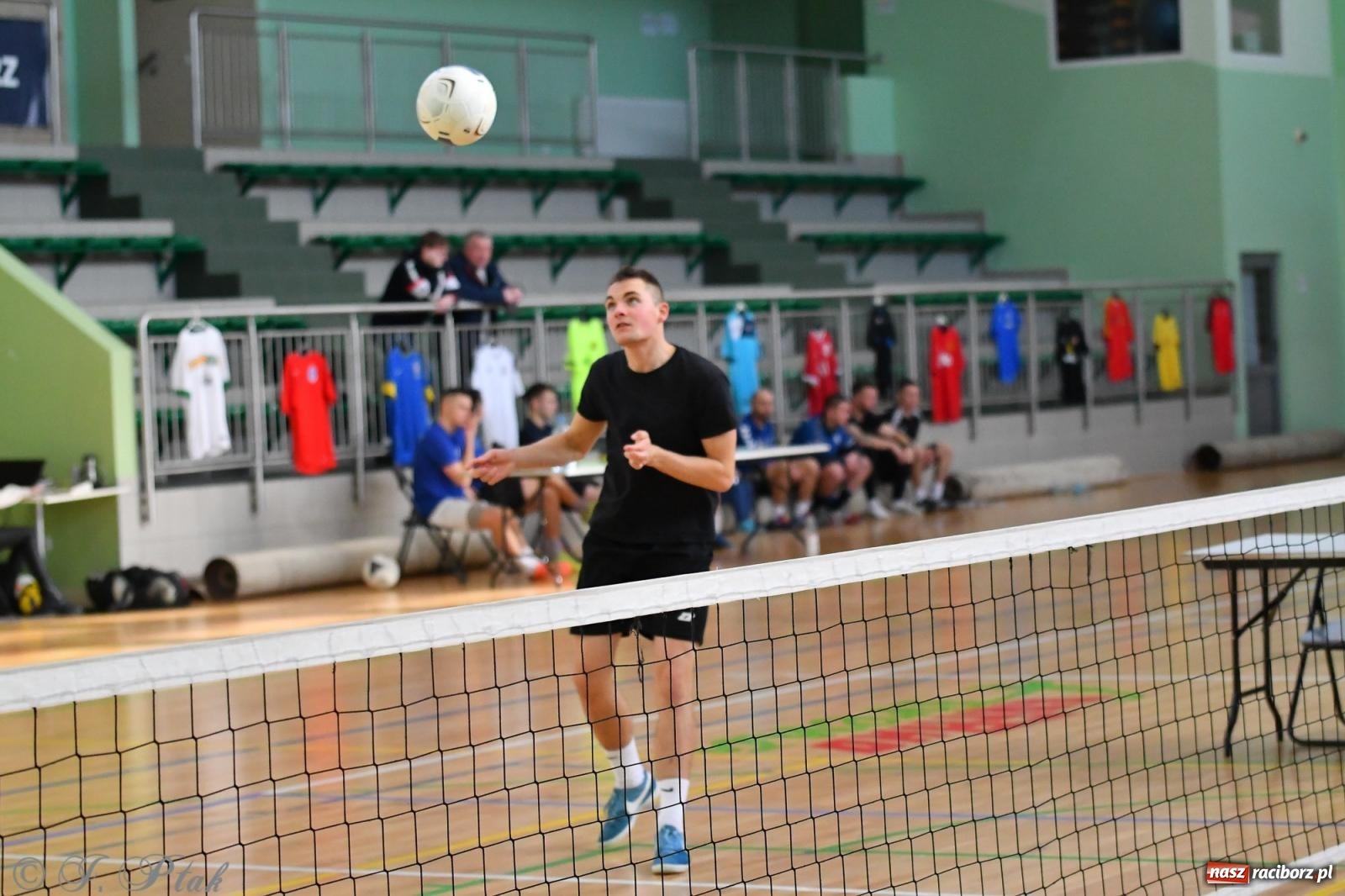 Zdjęcie w galerii na portalu naszraciborz.pl: Turniej siatkonogi w hali przy Łąkowej [FOTO] wiadomości z regionu