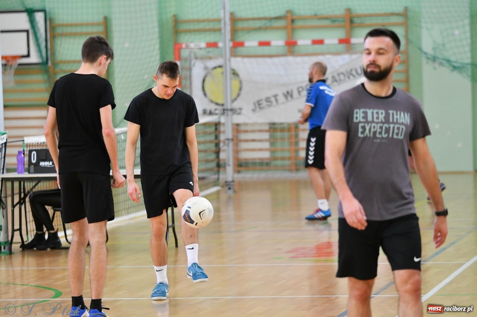 Zdjęcie w galerii na portalu naszraciborz.pl: Turniej siatkonogi w hali przy Łąkowej [FOTO] wiadomości z regionu