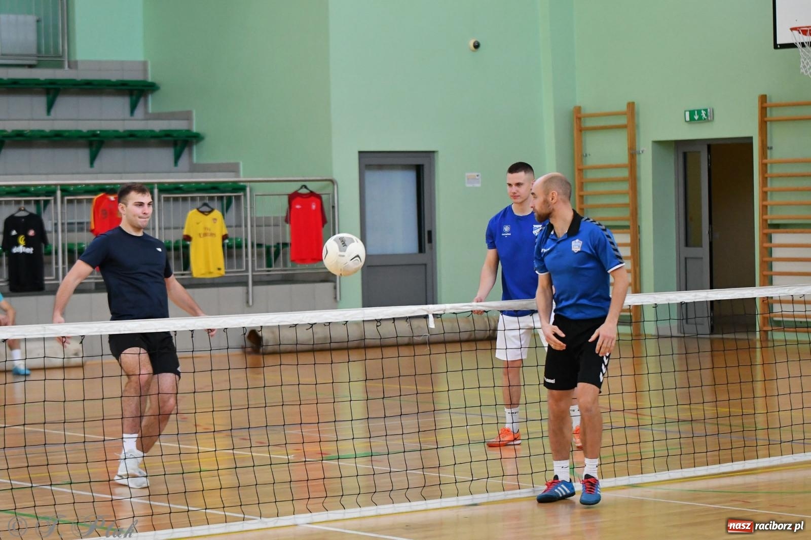 Zdjęcie w galerii na portalu naszraciborz.pl: Turniej siatkonogi w hali przy Łąkowej [FOTO] wiadomości z regionu