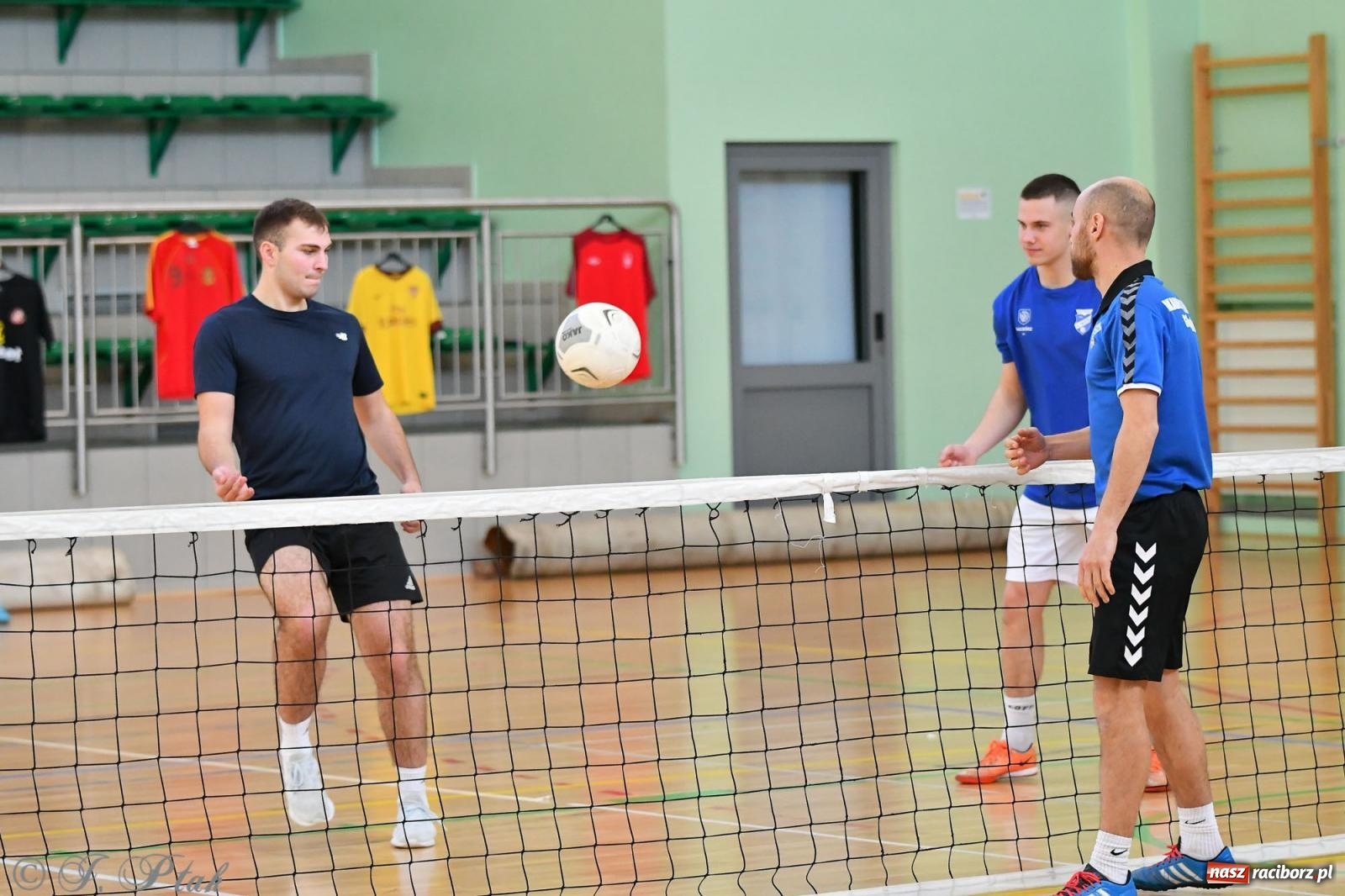 Zdjęcie w galerii na portalu naszraciborz.pl: Turniej siatkonogi w hali przy Łąkowej [FOTO] wiadomości z regionu