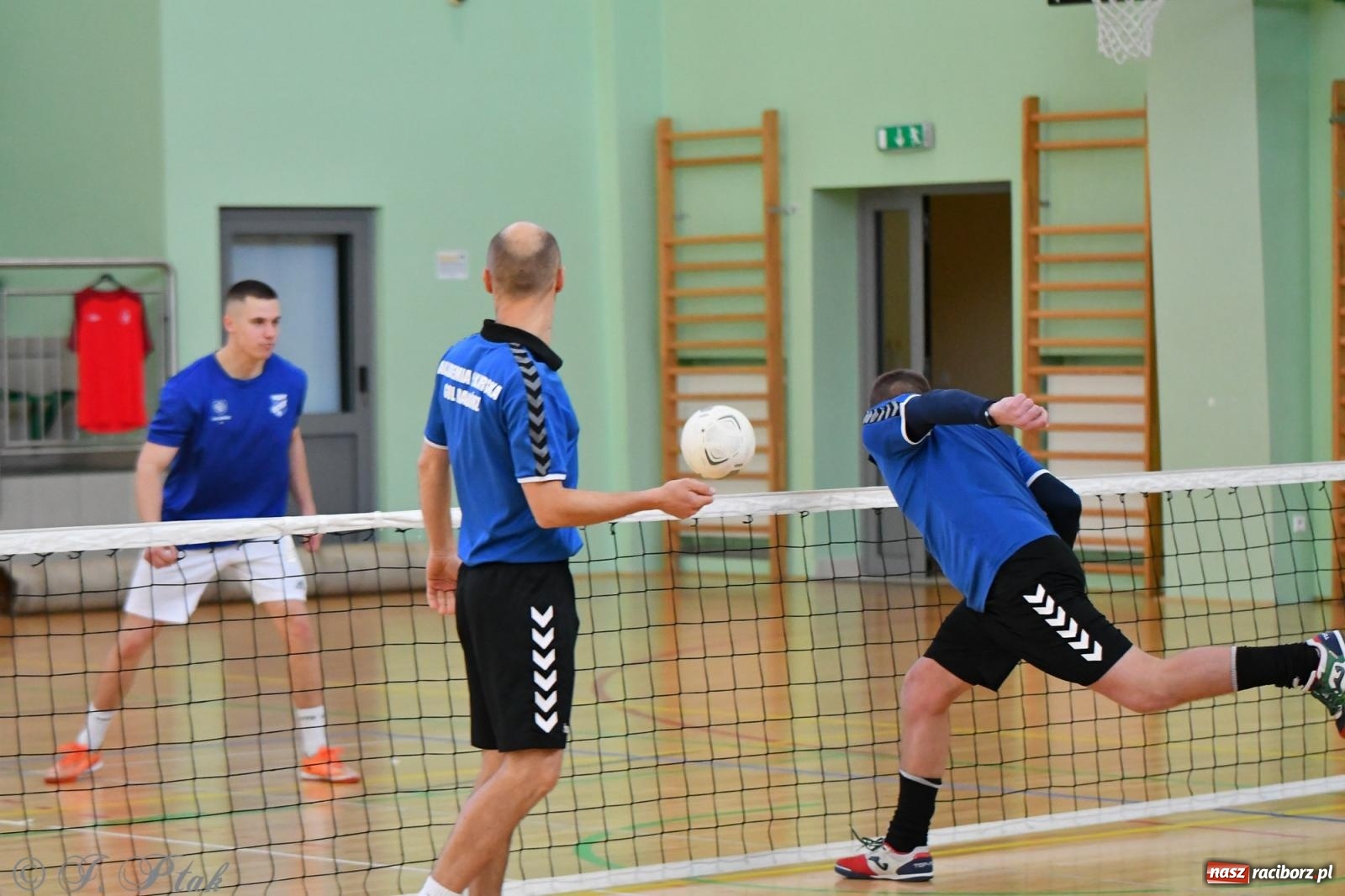 Zdjęcie w galerii na portalu naszraciborz.pl: Turniej siatkonogi w hali przy Łąkowej [FOTO] wiadomości z regionu