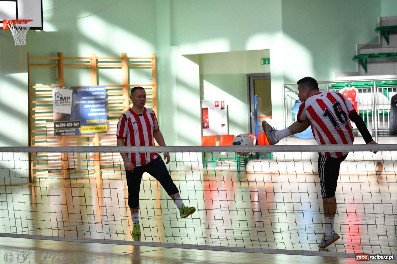 Zdjęcie w galerii na portalu naszraciborz.pl: Turniej siatkonogi w hali przy Łąkowej [FOTO] wiadomości z regionu