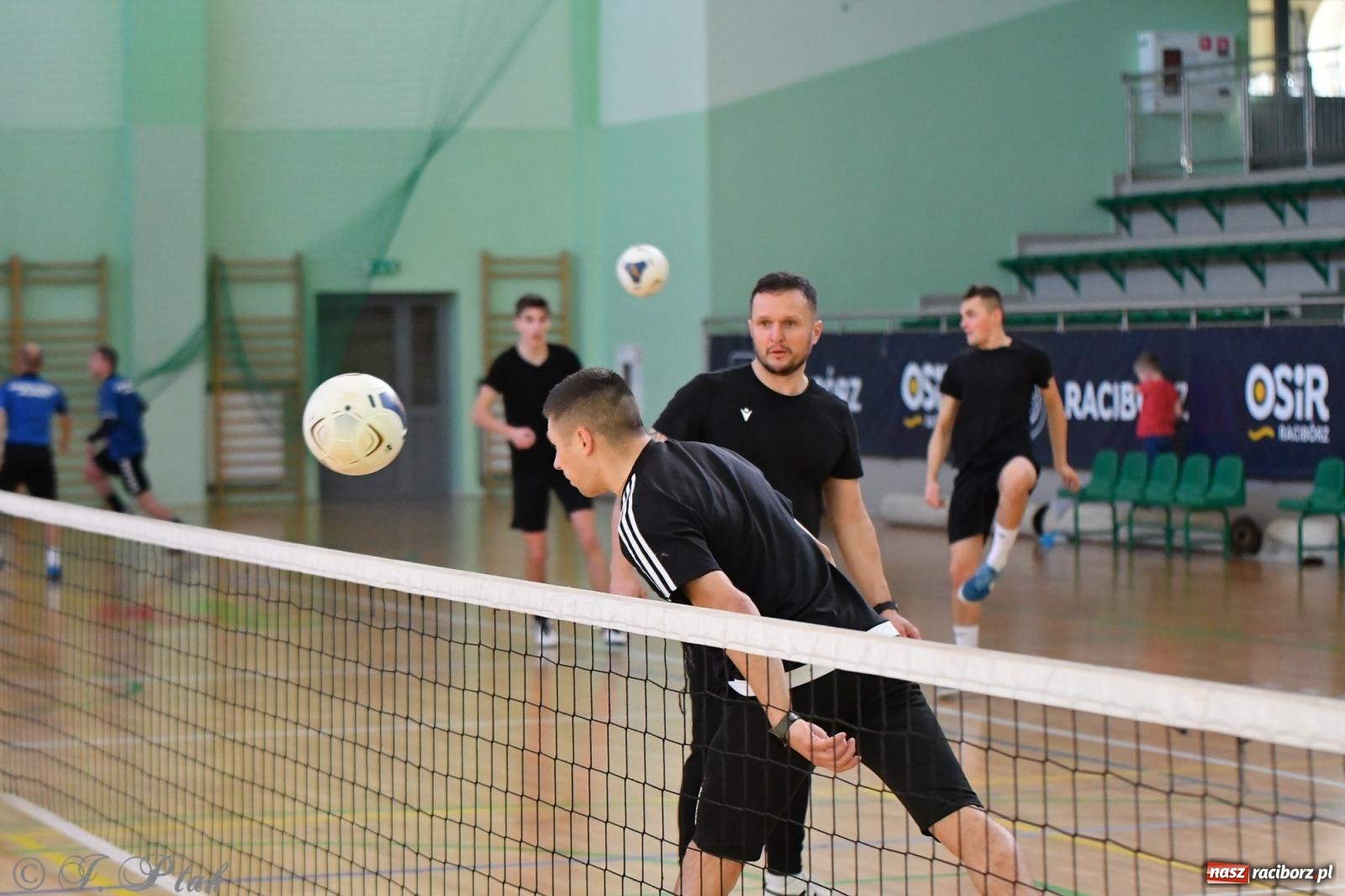 Zdjęcie w galerii na portalu naszraciborz.pl: Turniej siatkonogi w hali przy Łąkowej [FOTO] wiadomości z regionu