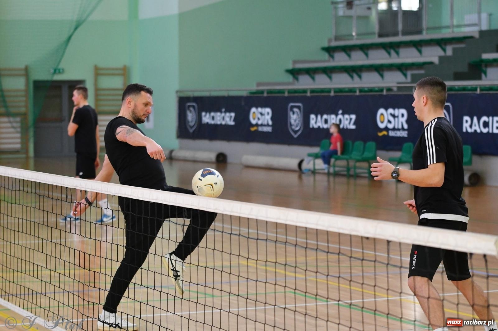 Zdjęcie w galerii na portalu naszraciborz.pl: Turniej siatkonogi w hali przy Łąkowej [FOTO] wiadomości z regionu