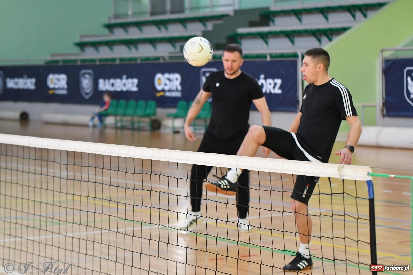 Zdjęcie w galerii na portalu naszraciborz.pl: Turniej siatkonogi w hali przy Łąkowej [FOTO] wiadomości z regionu