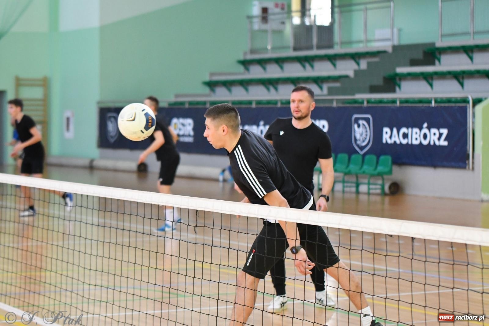Zdjęcie w galerii na portalu naszraciborz.pl: Turniej siatkonogi w hali przy Łąkowej [FOTO] wiadomości z regionu