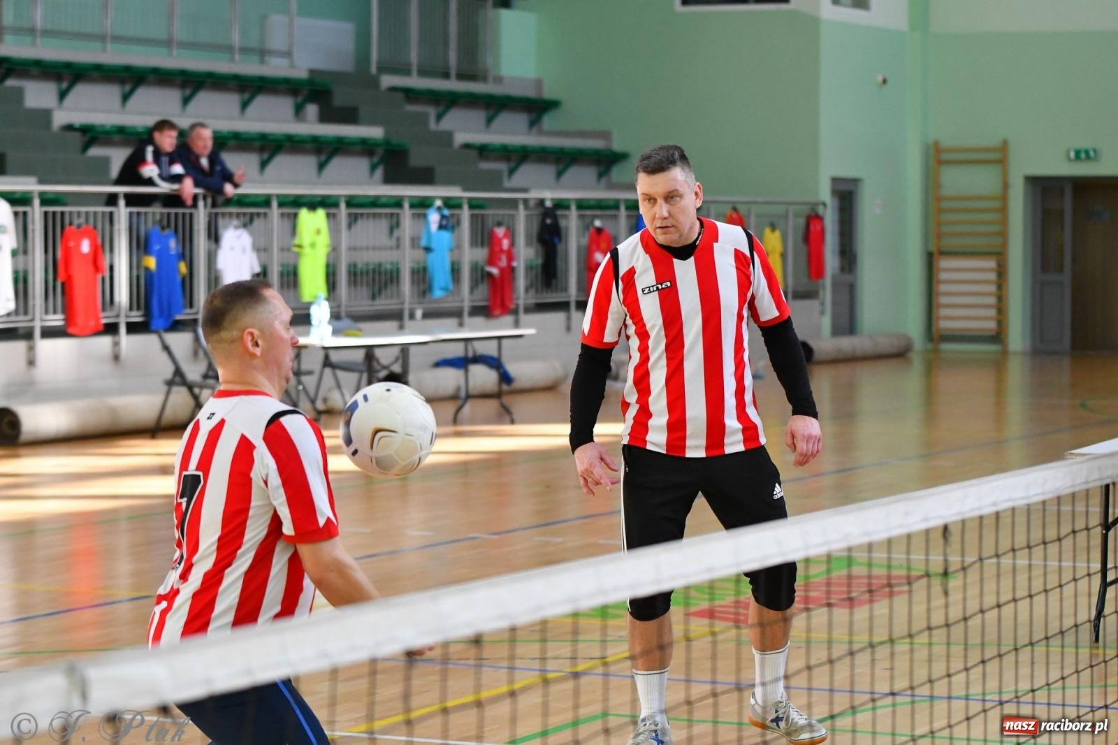 Zdjęcie w galerii na portalu naszraciborz.pl: Turniej siatkonogi w hali przy Łąkowej [FOTO] wiadomości z regionu