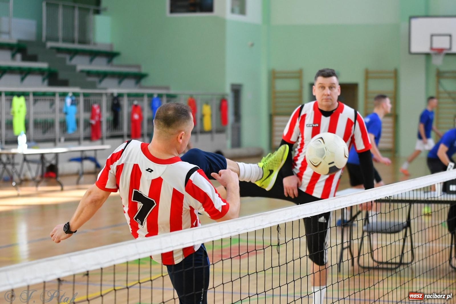 Zdjęcie w galerii na portalu naszraciborz.pl: Turniej siatkonogi w hali przy Łąkowej [FOTO] wiadomości z regionu