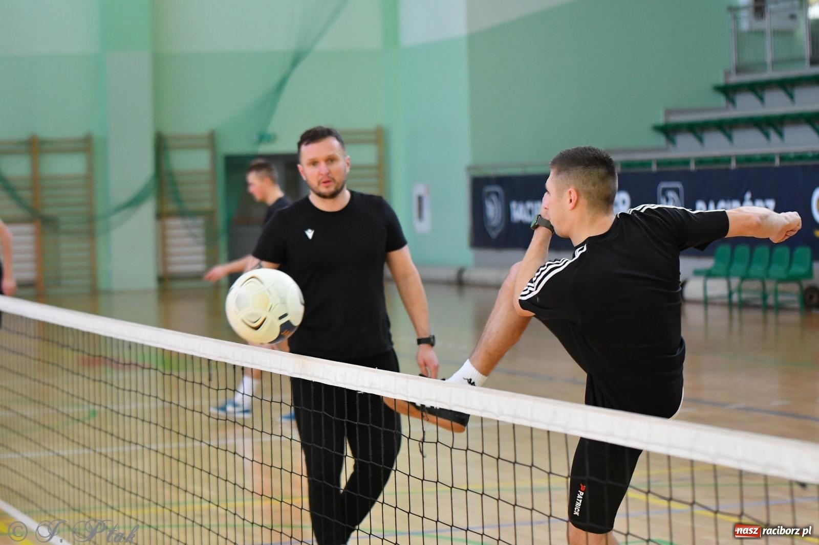Zdjęcie w galerii na portalu naszraciborz.pl: Turniej siatkonogi w hali przy Łąkowej [FOTO] wiadomości z regionu
