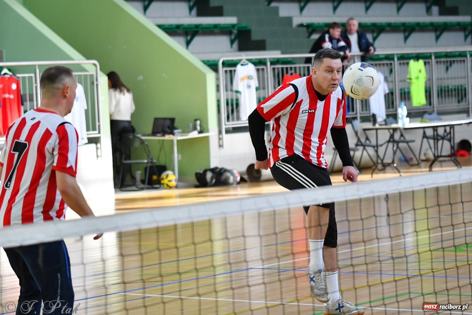 Zdjęcie w galerii na portalu naszraciborz.pl: Turniej siatkonogi w hali przy Łąkowej [FOTO] wiadomości z regionu