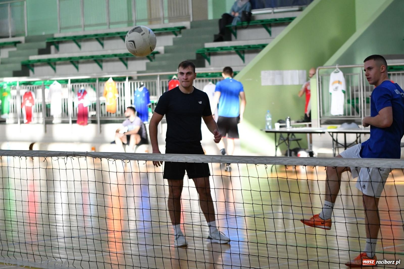 Zdjęcie w galerii na portalu naszraciborz.pl: Turniej siatkonogi w hali przy Łąkowej [FOTO] wiadomości z regionu