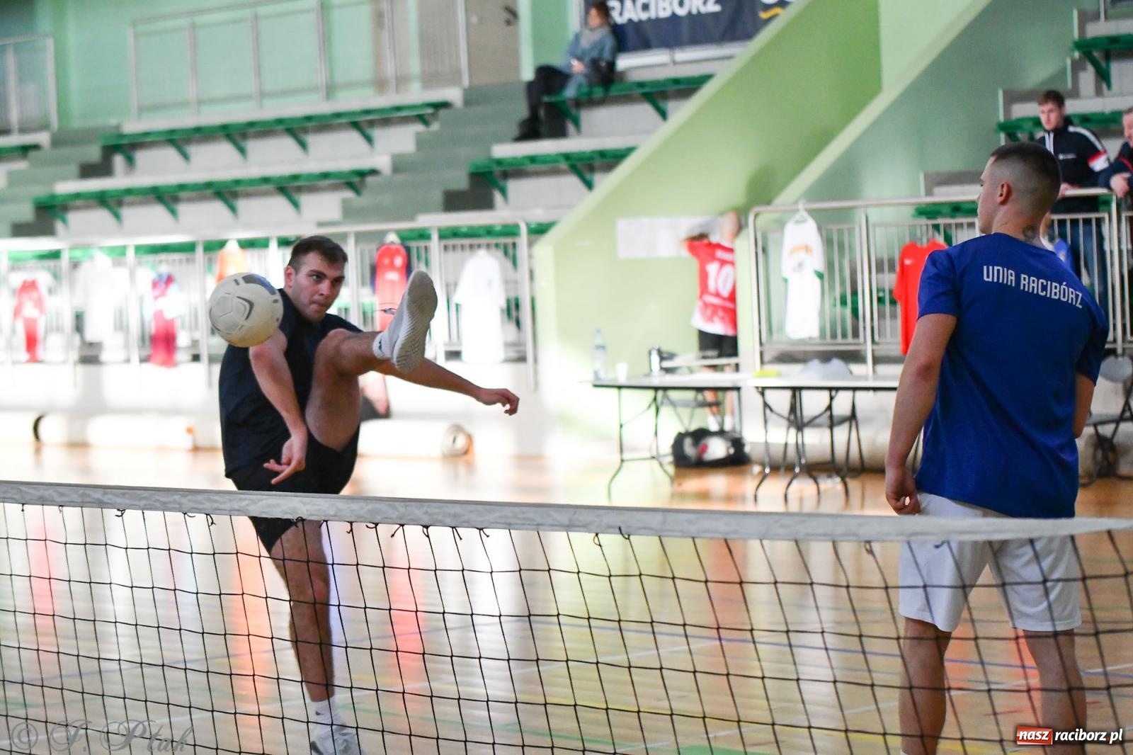 Zdjęcie w galerii na portalu naszraciborz.pl: Turniej siatkonogi w hali przy Łąkowej [FOTO] wiadomości z regionu