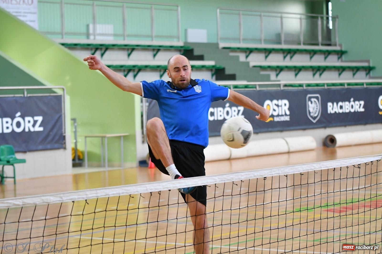 Zdjęcie w galerii na portalu naszraciborz.pl: Turniej siatkonogi w hali przy Łąkowej [FOTO] wiadomości z regionu
