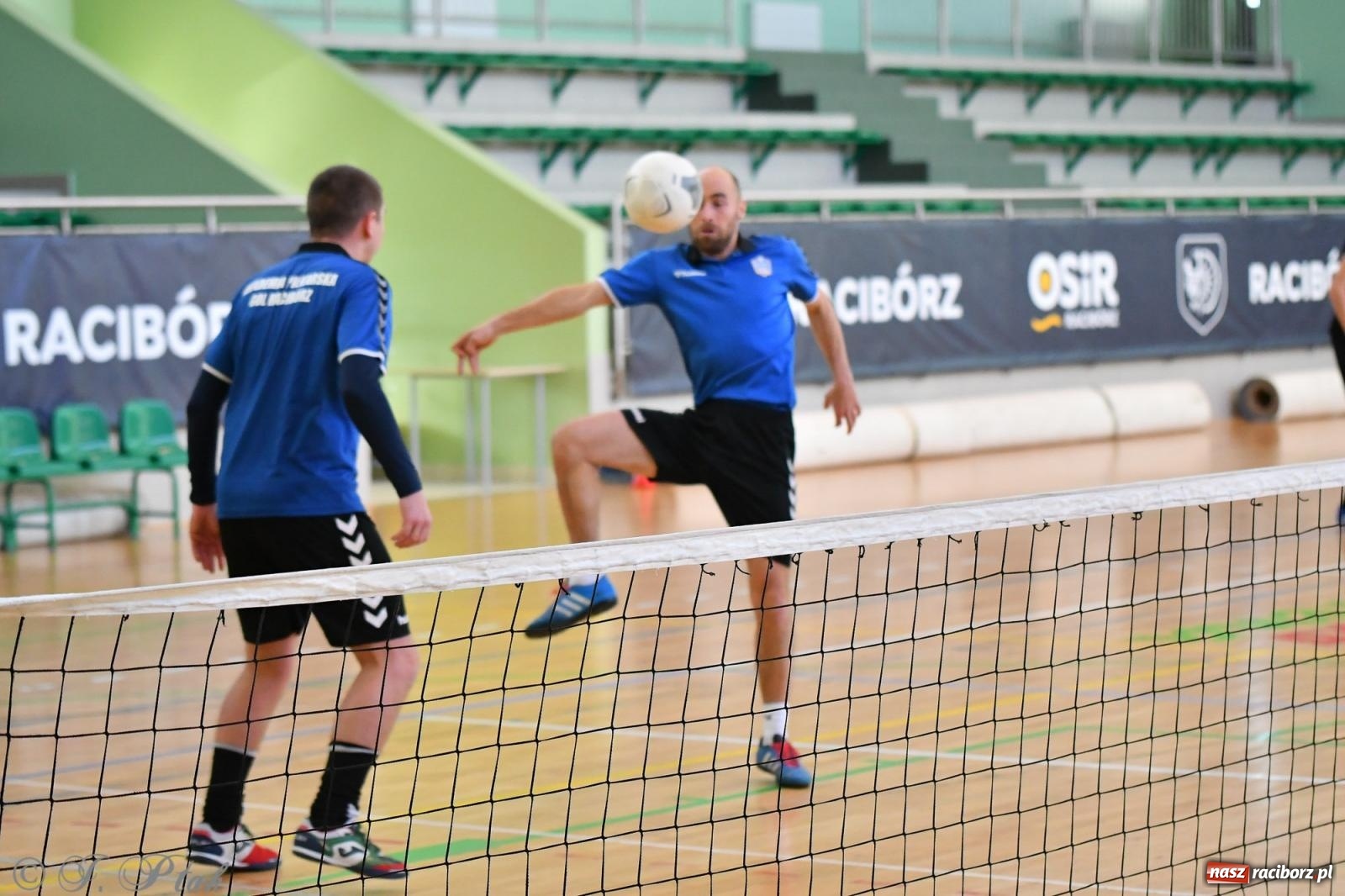Zdjęcie w galerii na portalu naszraciborz.pl: Turniej siatkonogi w hali przy Łąkowej [FOTO] wiadomości z regionu