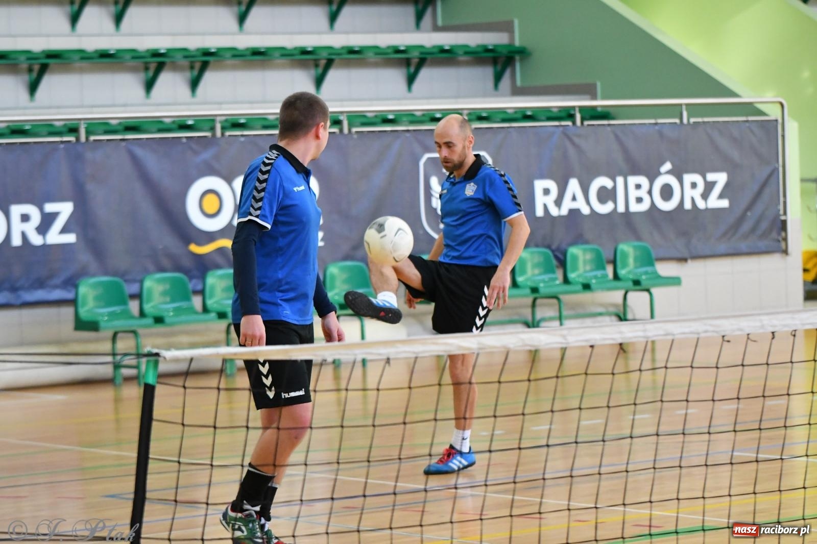 Zdjęcie w galerii na portalu naszraciborz.pl: Turniej siatkonogi w hali przy Łąkowej [FOTO] wiadomości z regionu