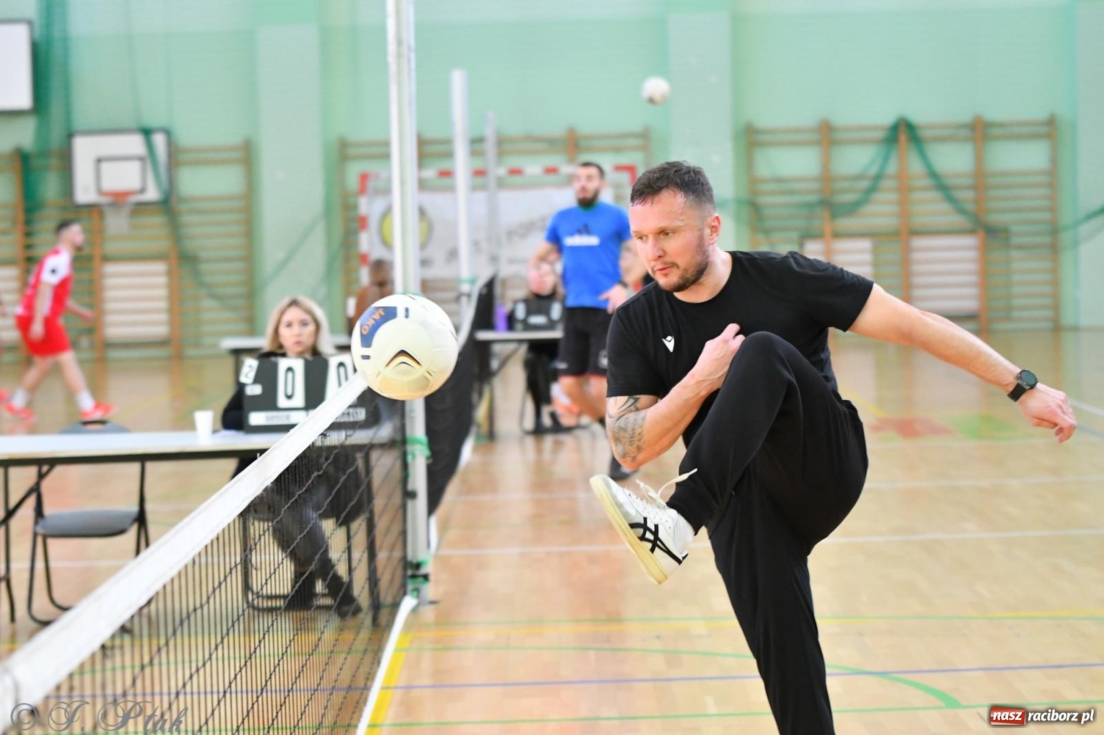 Zdjęcie w galerii na portalu naszraciborz.pl: Turniej siatkonogi w hali przy Łąkowej [FOTO] wiadomości z regionu