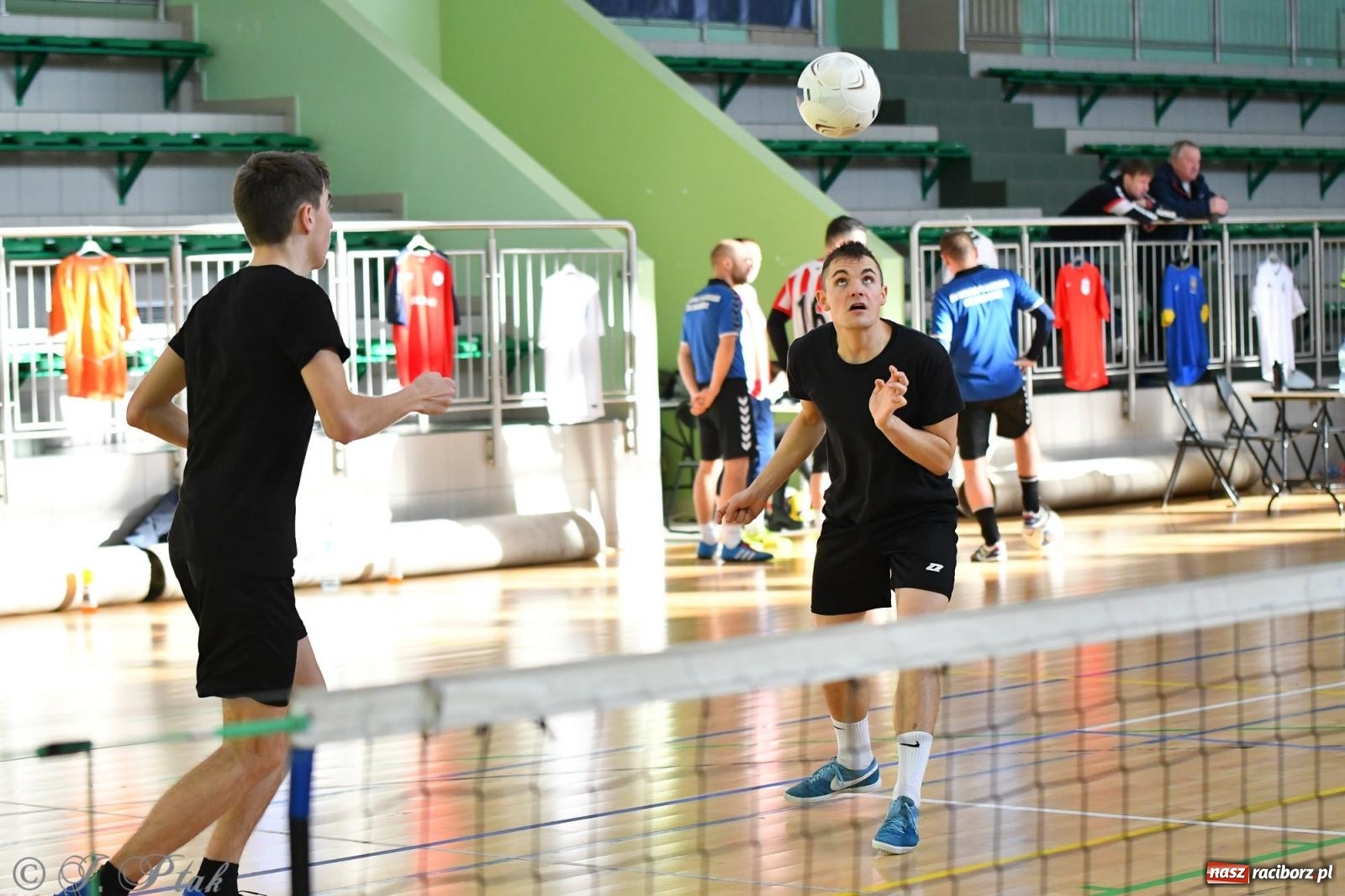 Zdjęcie w galerii na portalu naszraciborz.pl: Turniej siatkonogi w hali przy Łąkowej [FOTO] wiadomości z regionu