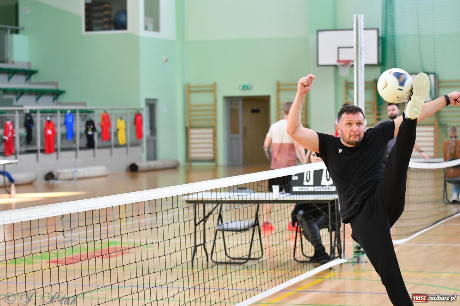 Zdjęcie w galerii na portalu naszraciborz.pl: Turniej siatkonogi w hali przy Łąkowej [FOTO] wiadomości z regionu