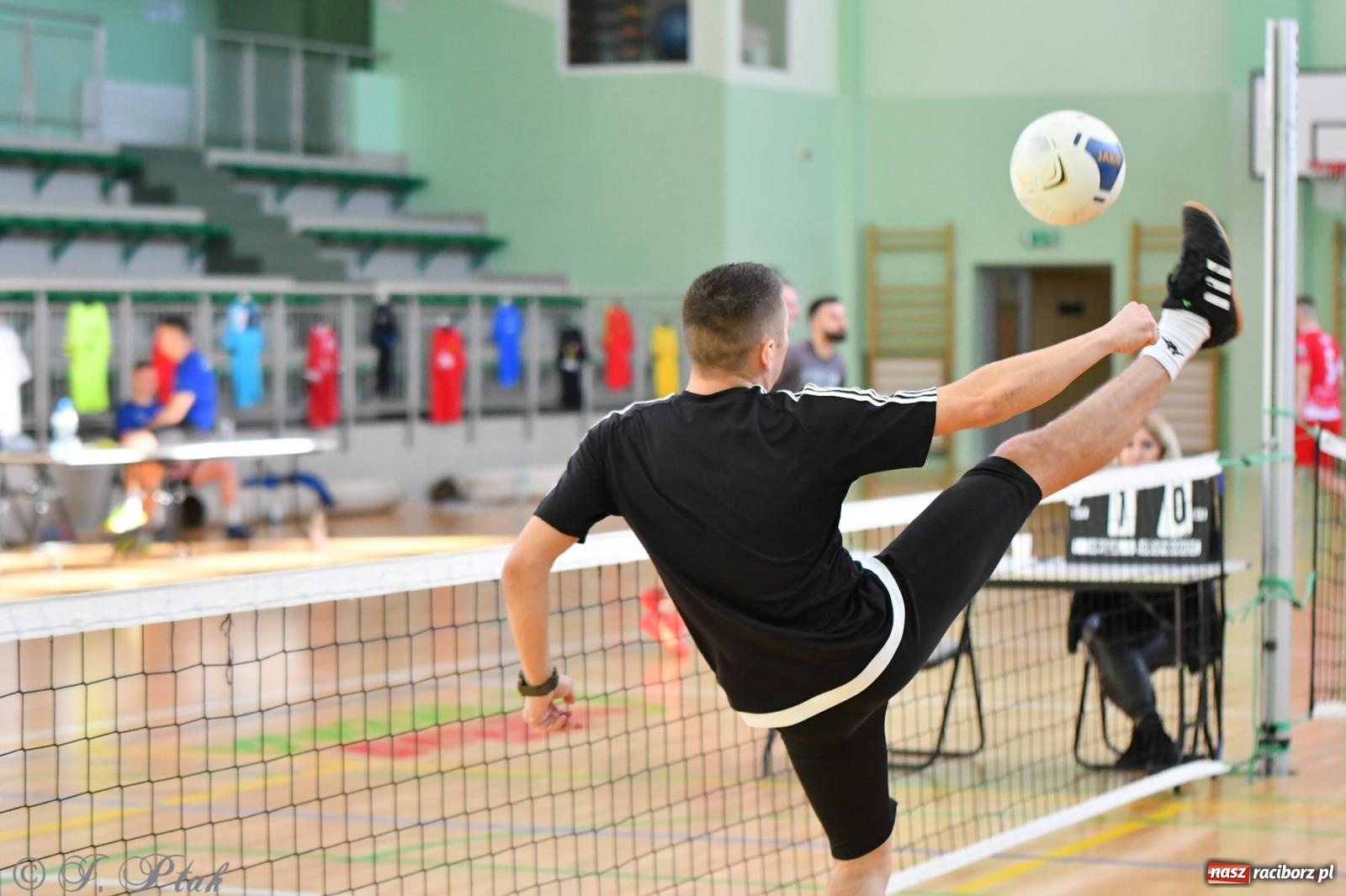 Zdjęcie w galerii na portalu naszraciborz.pl: Turniej siatkonogi w hali przy Łąkowej [FOTO] wiadomości z regionu