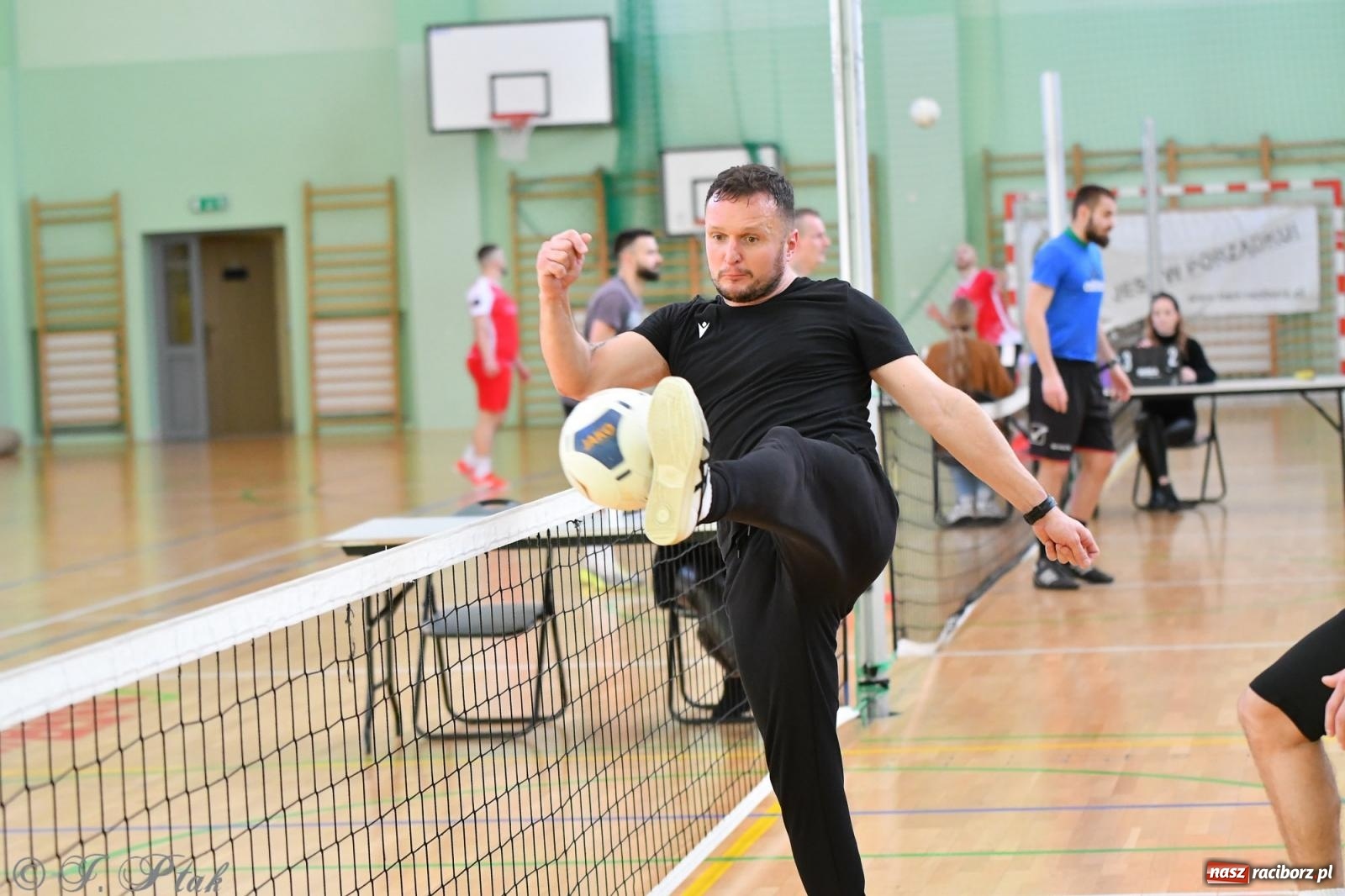 Zdjęcie w galerii na portalu naszraciborz.pl: Turniej siatkonogi w hali przy Łąkowej [FOTO] wiadomości z regionu