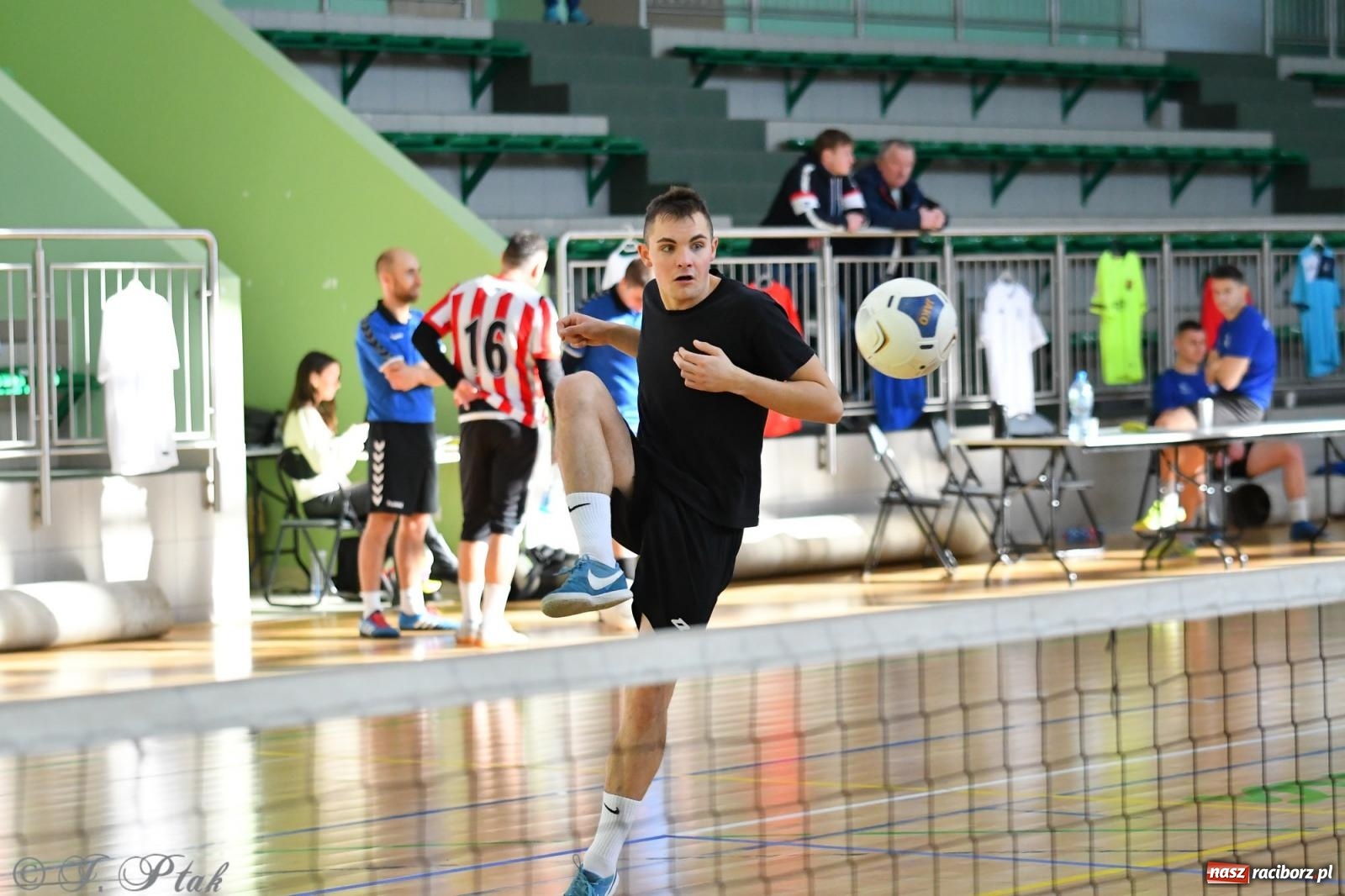 Zdjęcie w galerii na portalu naszraciborz.pl: Turniej siatkonogi w hali przy Łąkowej [FOTO] wiadomości z regionu