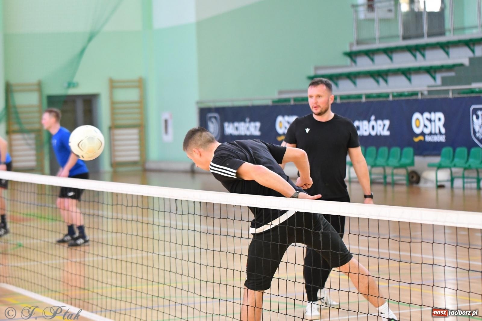 Zdjęcie w galerii na portalu naszraciborz.pl: Turniej siatkonogi w hali przy Łąkowej [FOTO] wiadomości z regionu