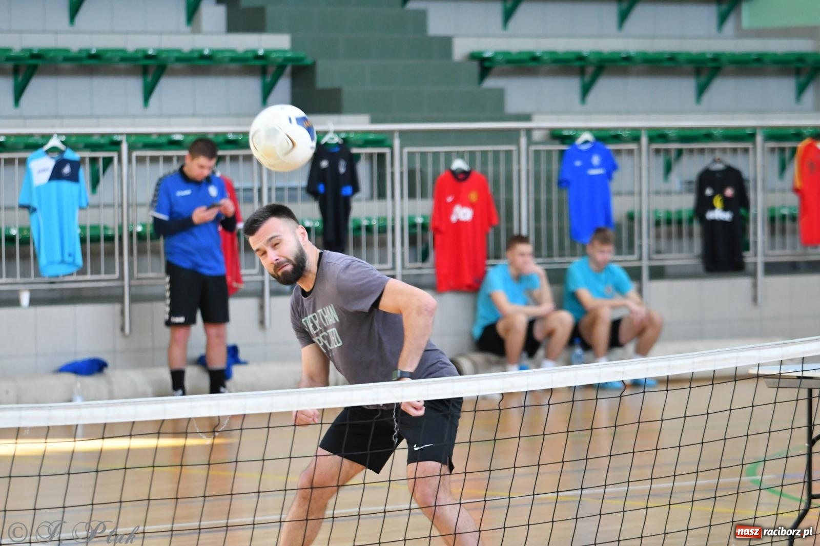 Zdjęcie w galerii na portalu naszraciborz.pl: Turniej siatkonogi w hali przy Łąkowej [FOTO] wiadomości z regionu