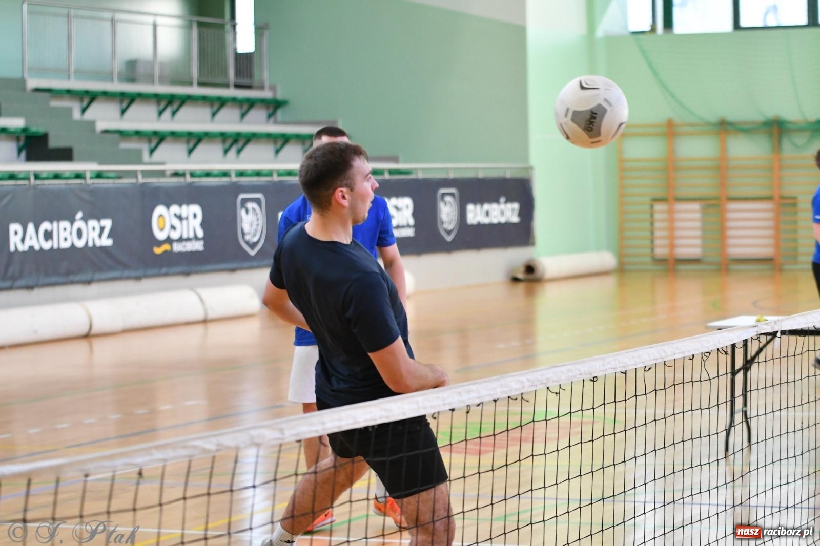 Zdjęcie w galerii na portalu naszraciborz.pl: Turniej siatkonogi w hali przy Łąkowej [FOTO] wiadomości z regionu