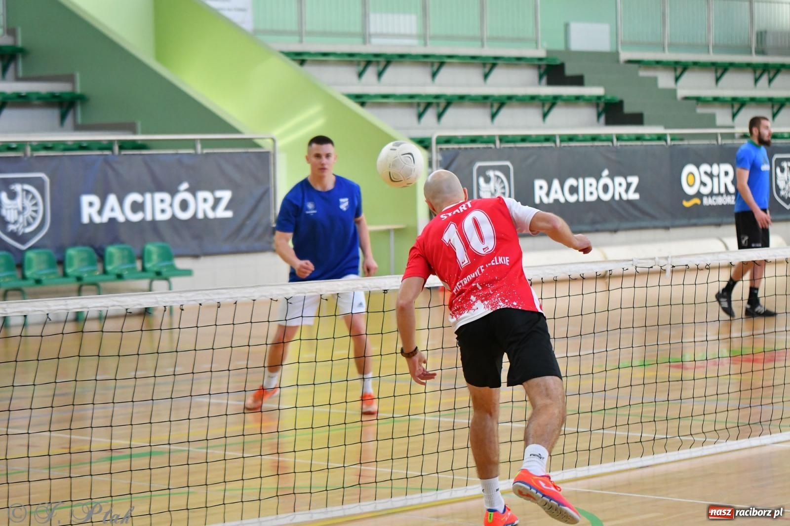 Zdjęcie w galerii na portalu naszraciborz.pl: Turniej siatkonogi w hali przy Łąkowej [FOTO] wiadomości z regionu