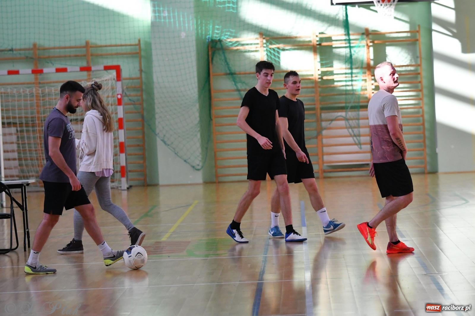 Zdjęcie w galerii na portalu naszraciborz.pl: Turniej siatkonogi w hali przy Łąkowej [FOTO] wiadomości z regionu