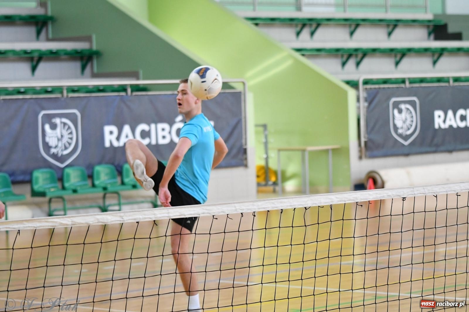 Zdjęcie w galerii na portalu naszraciborz.pl: Turniej siatkonogi w hali przy Łąkowej [FOTO] wiadomości z regionu