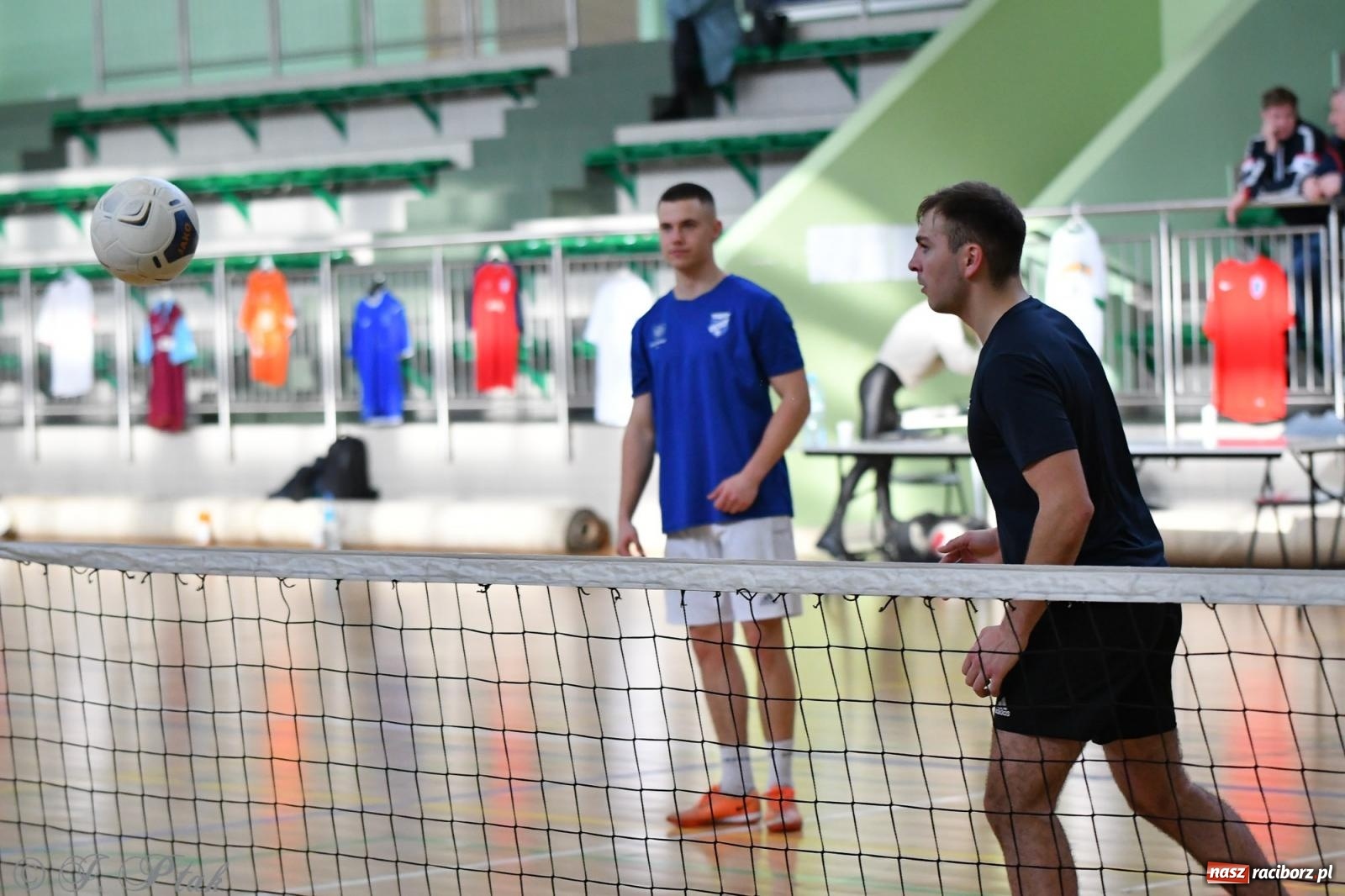 Zdjęcie w galerii na portalu naszraciborz.pl: Turniej siatkonogi w hali przy Łąkowej [FOTO] wiadomości z regionu