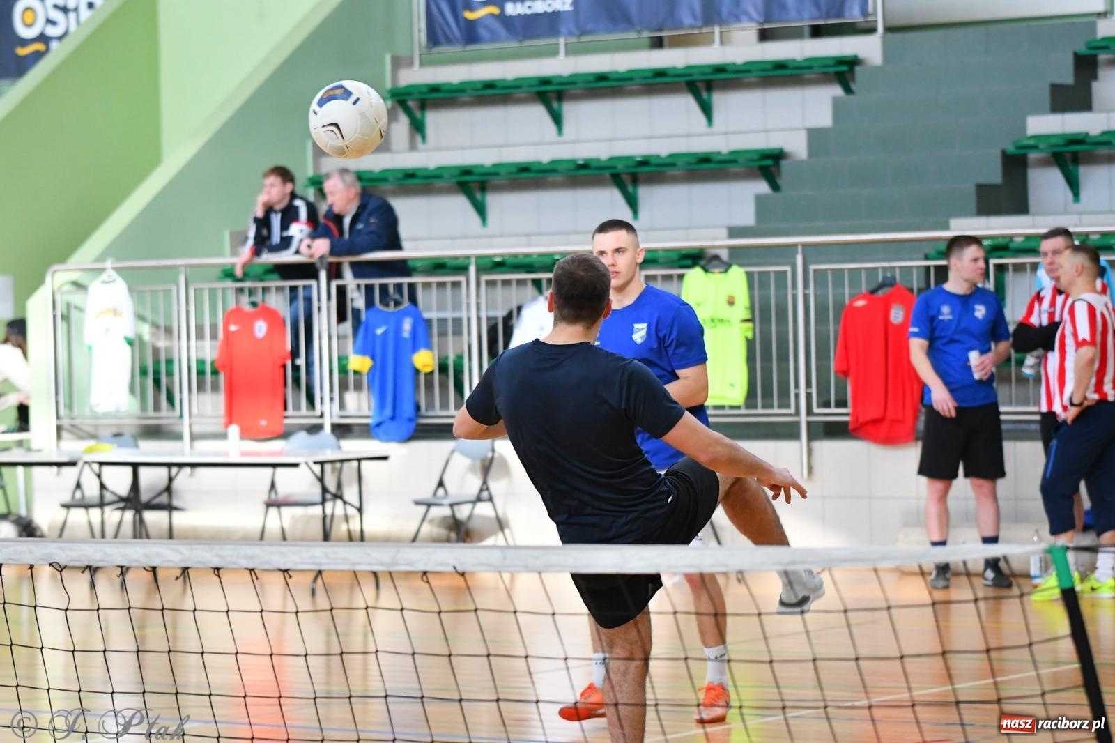 Zdjęcie w galerii na portalu naszraciborz.pl: Turniej siatkonogi w hali przy Łąkowej [FOTO] wiadomości z regionu