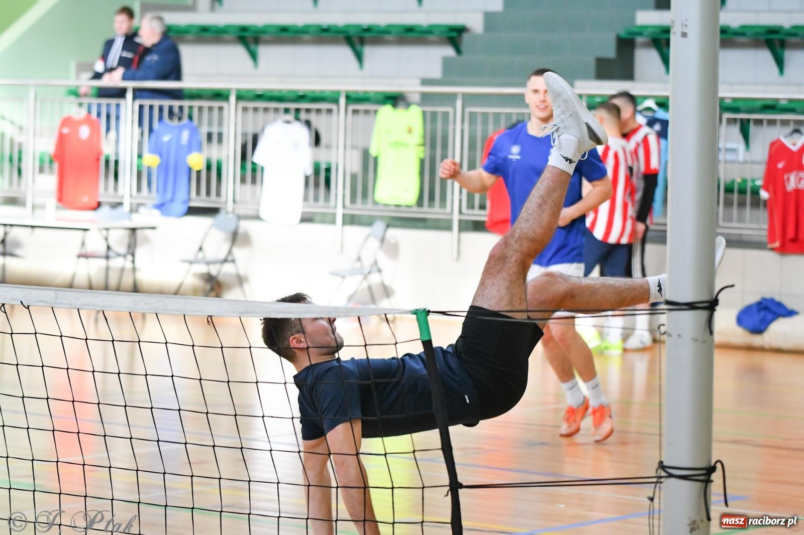 Zdjęcie w galerii na portalu naszraciborz.pl: Turniej siatkonogi w hali przy Łąkowej [FOTO] wiadomości z regionu