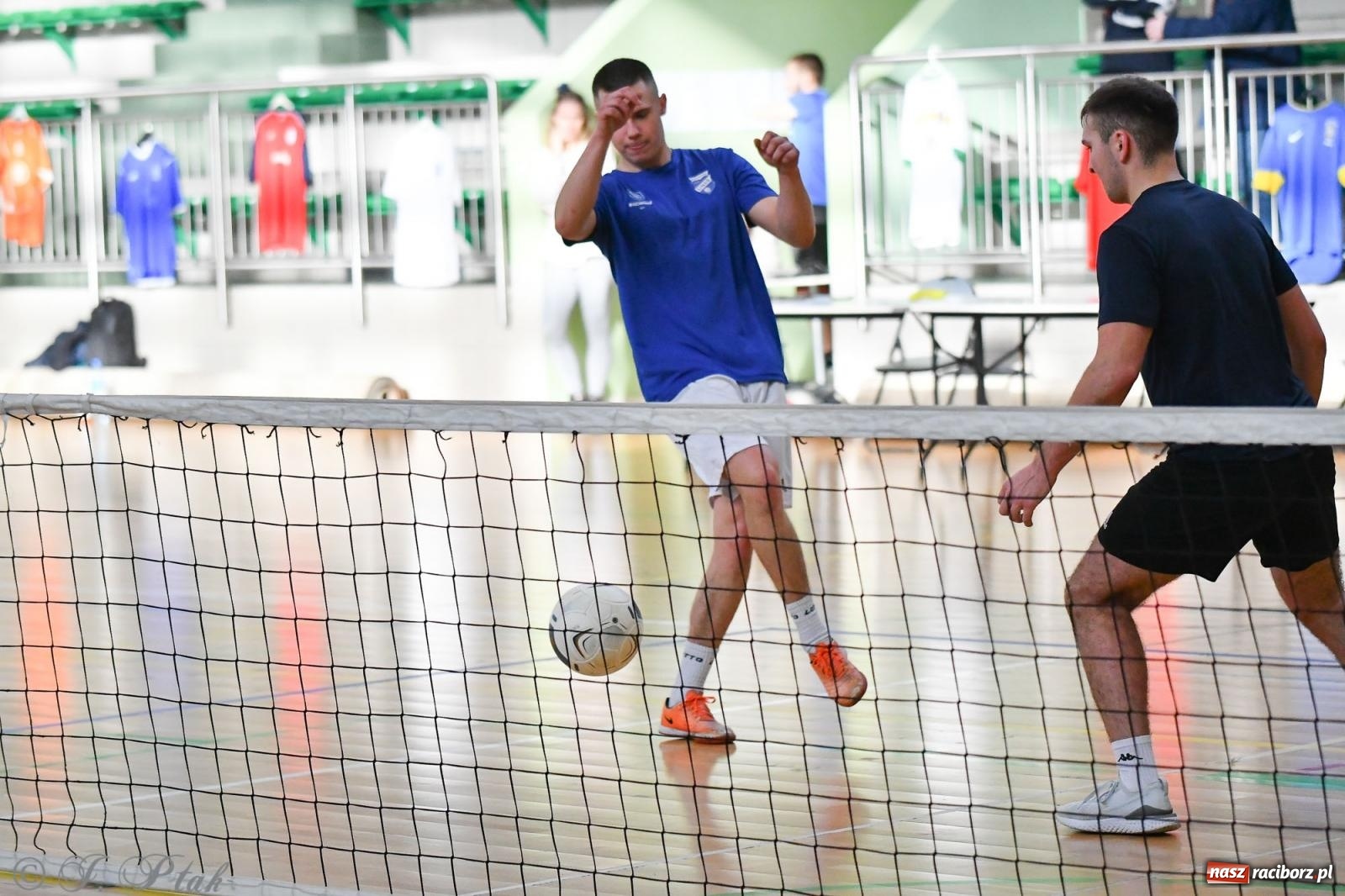 Zdjęcie w galerii na portalu naszraciborz.pl: Turniej siatkonogi w hali przy Łąkowej [FOTO] wiadomości z regionu