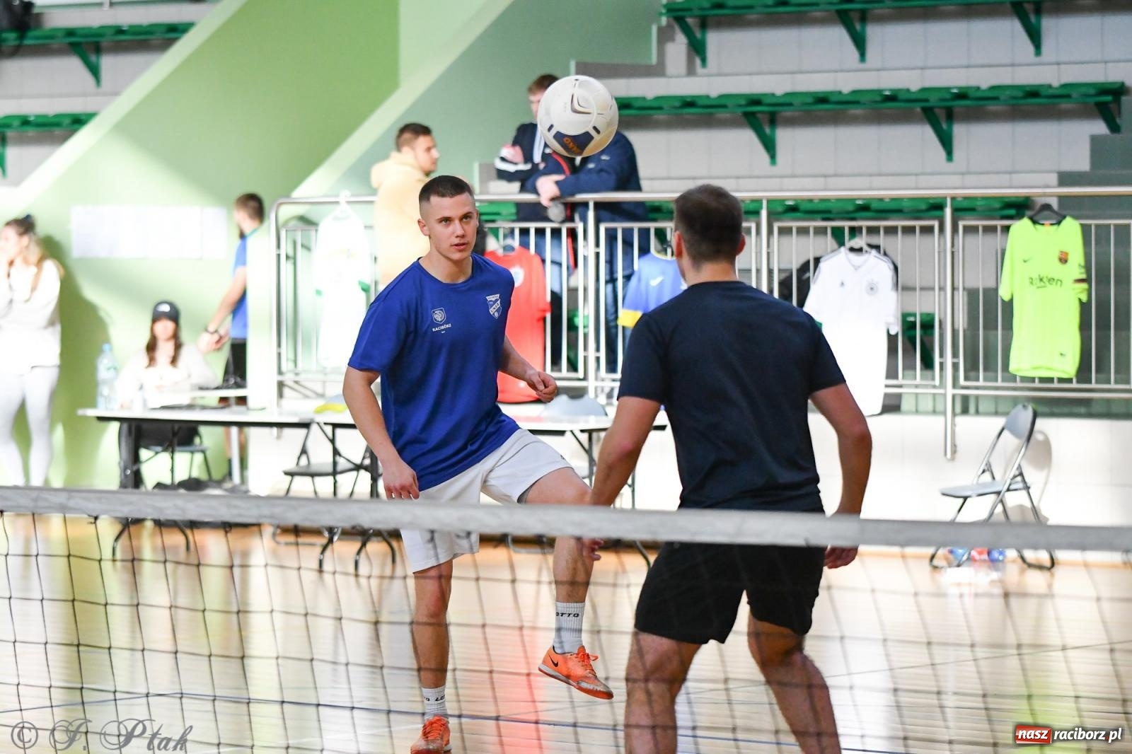 Zdjęcie w galerii na portalu naszraciborz.pl: Turniej siatkonogi w hali przy Łąkowej [FOTO] wiadomości z regionu
