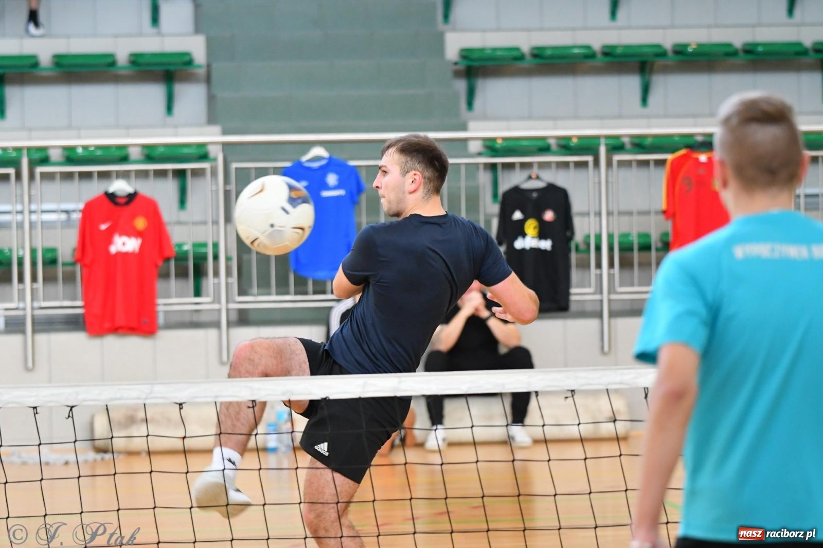Zdjęcie w galerii na portalu naszraciborz.pl: Turniej siatkonogi w hali przy Łąkowej [FOTO] wiadomości z regionu