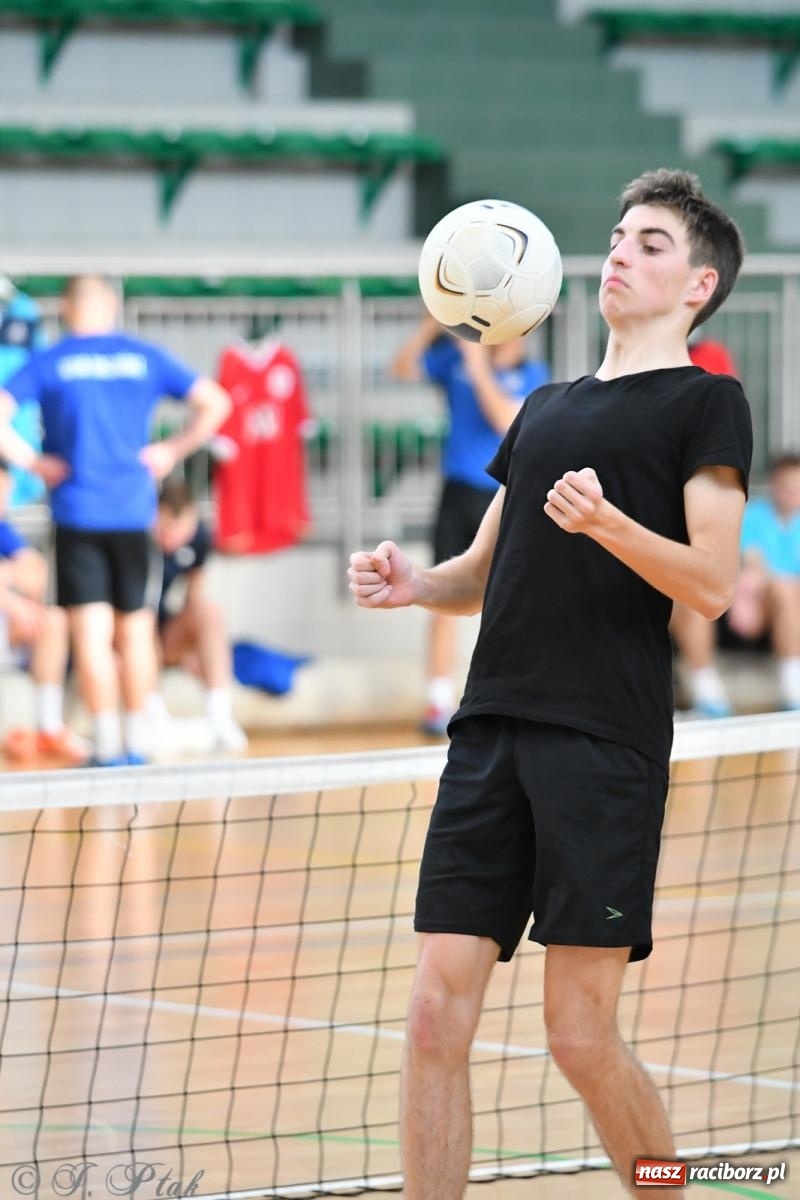 Zdjęcie w galerii na portalu naszraciborz.pl: Turniej siatkonogi w hali przy Łąkowej [FOTO] wiadomości z regionu