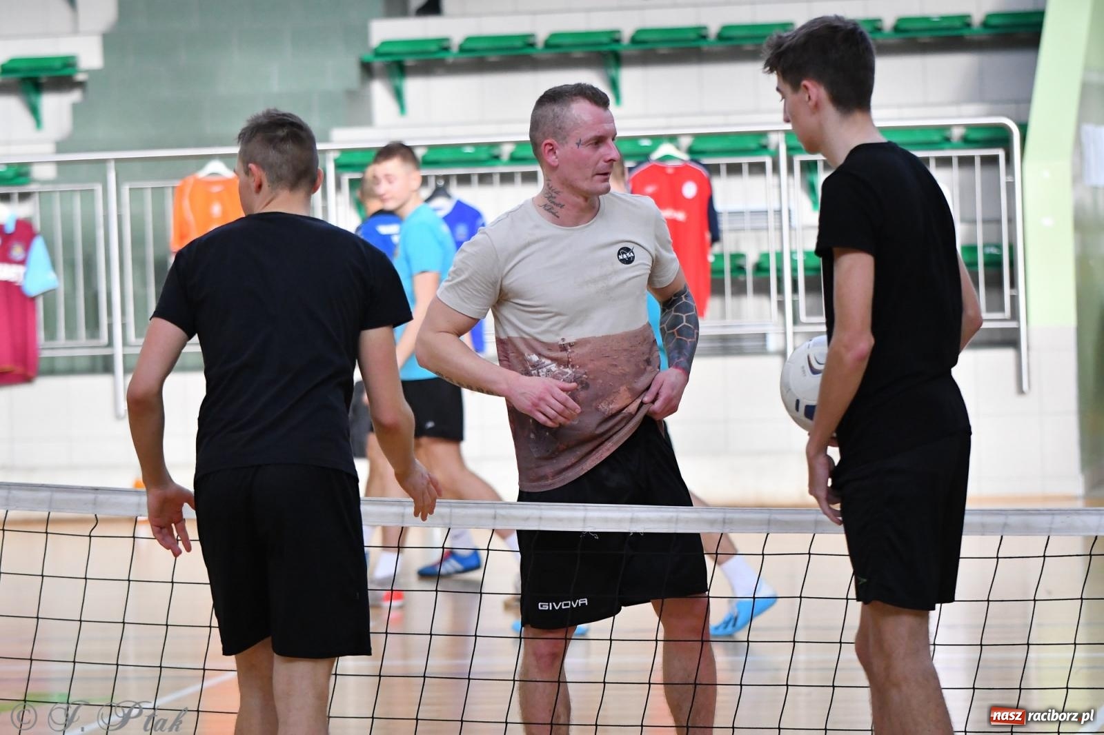Zdjęcie w galerii na portalu naszraciborz.pl: Turniej siatkonogi w hali przy Łąkowej [FOTO] wiadomości z regionu