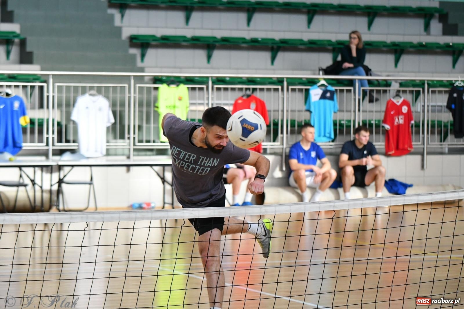 Zdjęcie w galerii na portalu naszraciborz.pl: Turniej siatkonogi w hali przy Łąkowej [FOTO] wiadomości z regionu