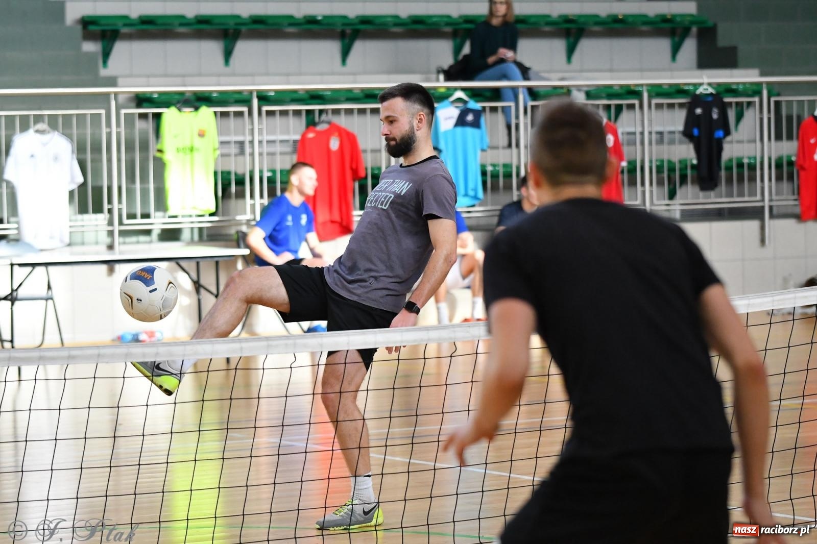 Zdjęcie w galerii na portalu naszraciborz.pl: Turniej siatkonogi w hali przy Łąkowej [FOTO] wiadomości z regionu