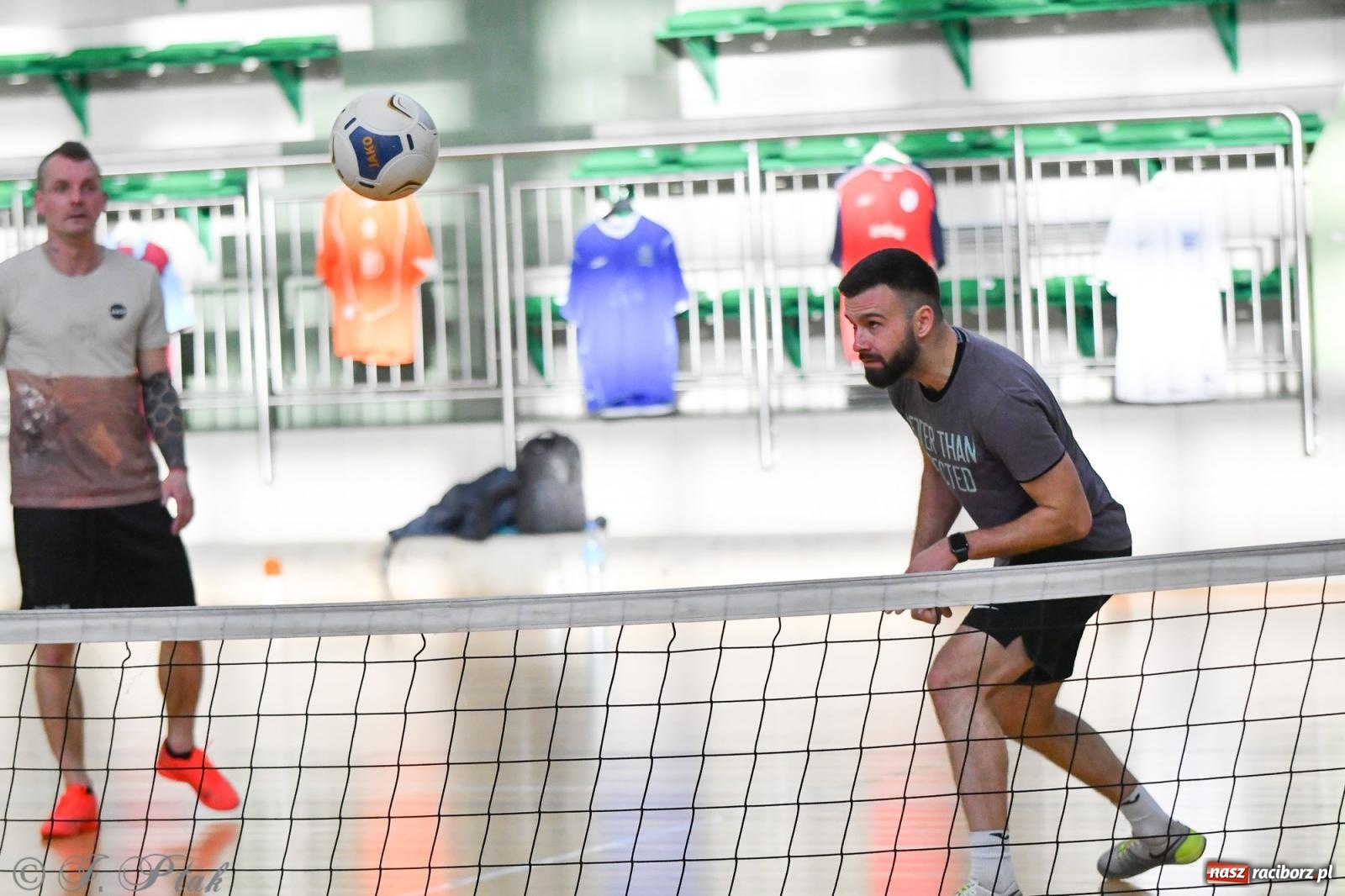 Zdjęcie w galerii na portalu naszraciborz.pl: Turniej siatkonogi w hali przy Łąkowej [FOTO] wiadomości z regionu